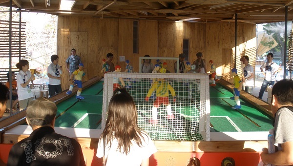 大きな人形のサッカーゲーム