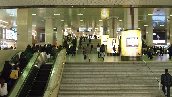 阪急梅田駅へと続く階段
