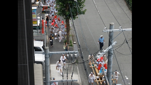 枕太鼓のお練り