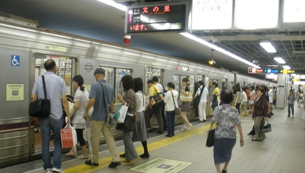 谷町線東梅田駅、八尾南行きのホーム