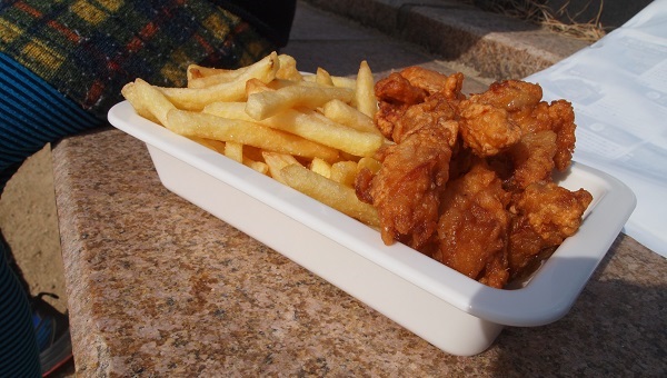 ポテトフライと唐揚げのダブル揚げ物