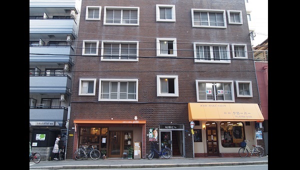 パンケーキ屋さんと散髪屋さんのあるビル
<