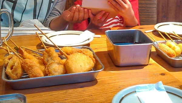 串カツのソースは、二度づけ禁止