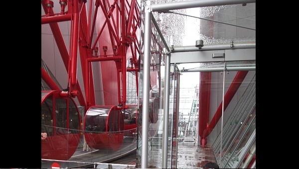 梅田の赤い観覧車