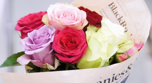 新聞紙に包まれたお花