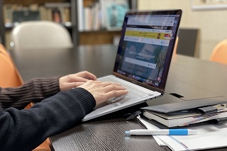 問い合わせ対応を含む事務