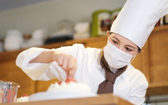 ケーキをつくるパティシエ